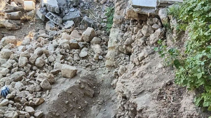 Savur'da Tarihi Mahallenin İstinat Duvarı Yenilendi