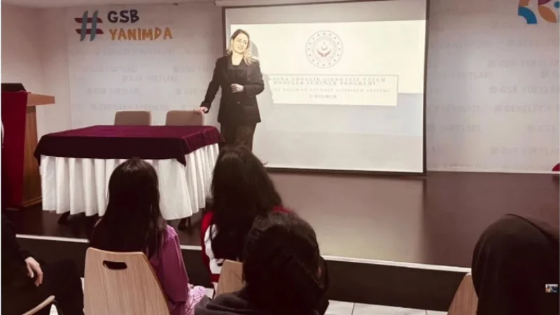 Trabzon'da Kız Öğrencilere Yönelik 'Sağlıklı Yaşam ve Güvenli İlişkiler' Eğitimi Düzenlendi