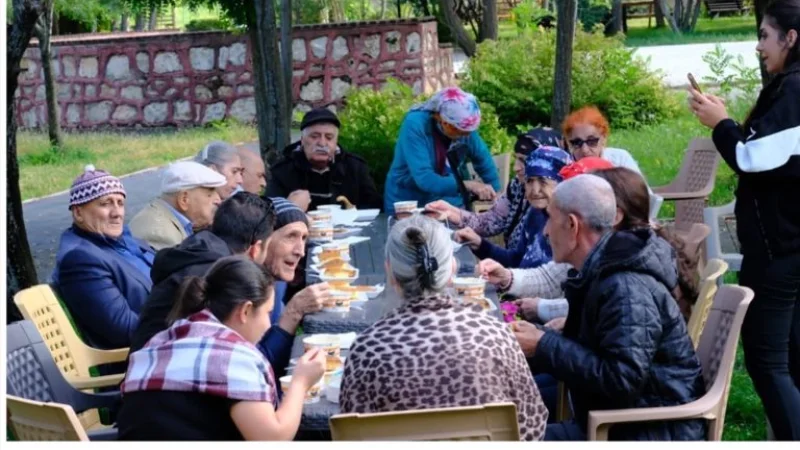 Tunceli'de Huzurevi Sakinleri ve Gençler Parkta Bir Araya Geldi