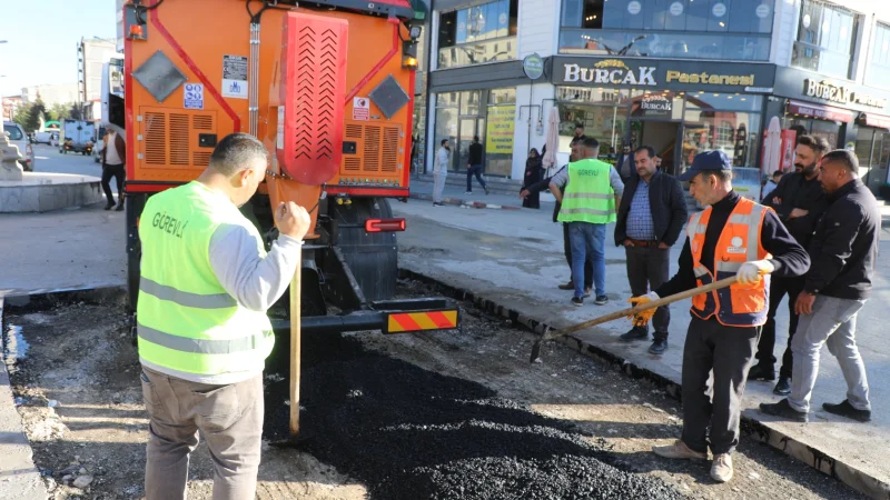 Van Erciş'te Cami Kebir Mahallesi'nde Asfalt Yama Çalışması