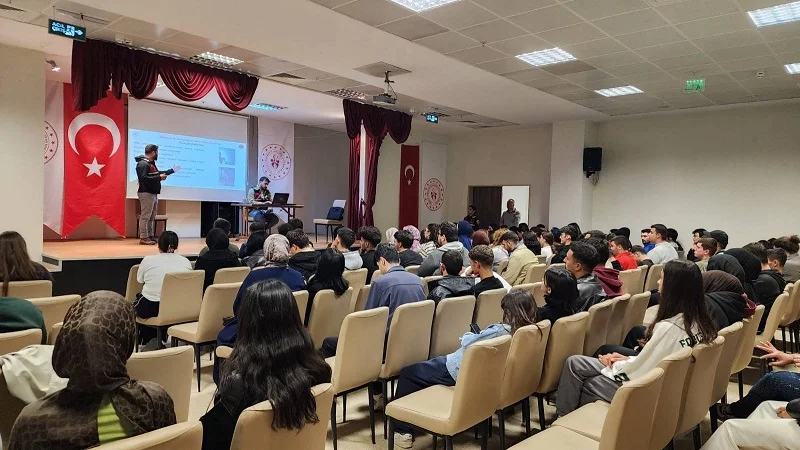 Burdur'da Jandarmadan Üniversite Öğrencilerine Uyuşturucuyla Mücadele Eğitimi