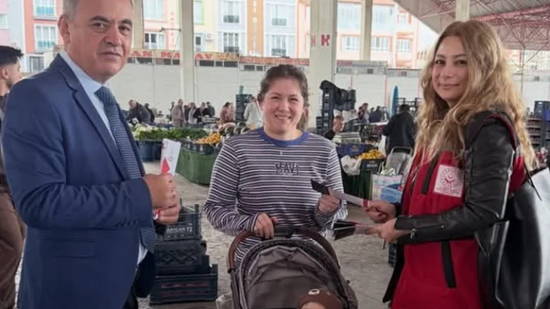 Burdur'da Sosyal Hizmet Merkezi Ekipleri Salı Pazarı'nda Vatandaşlarla Buluştu