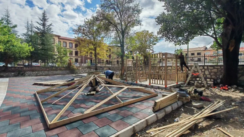 Çemişgezek'te Çocuk Parkı ve Kamelya Çalışmaları Sürüyor
