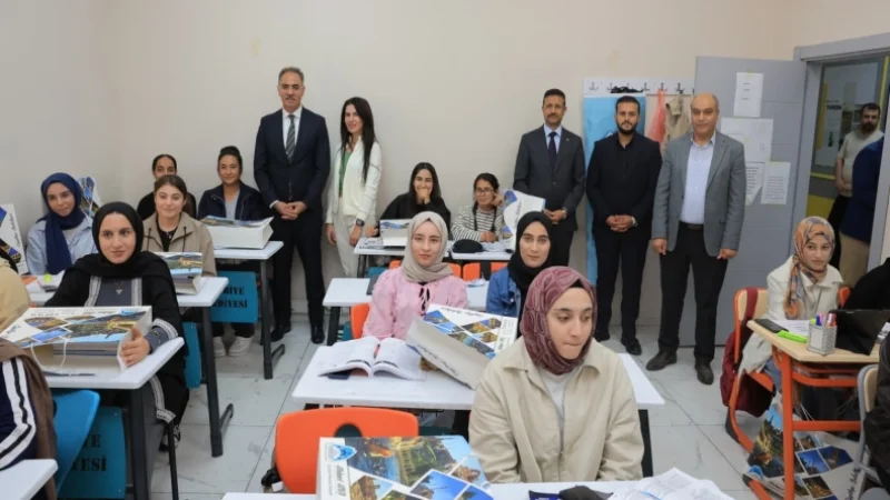 Eyyübiye'de Üniversiteye Hazırlanan Gençlere Kapsamlı Eğitim Seti Desteği