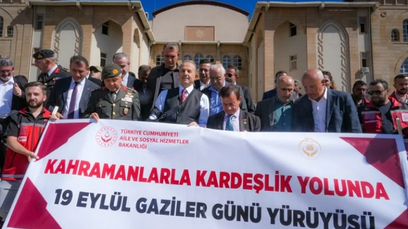 Hakkari'de Gaziler Günü dolayısıyla yürüyüş ve yemek programı düzenlendi