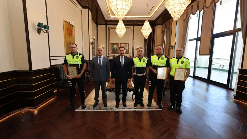 Hatay'da Örnek Davranış Sergileyen 3 Polis Memuruna Başarı Belgesi