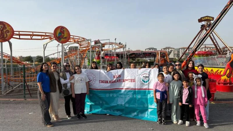 Kilis'te Kız Çocukları Dünya Kız Çocukları Günü'nde Lunaparkta Eğlendi