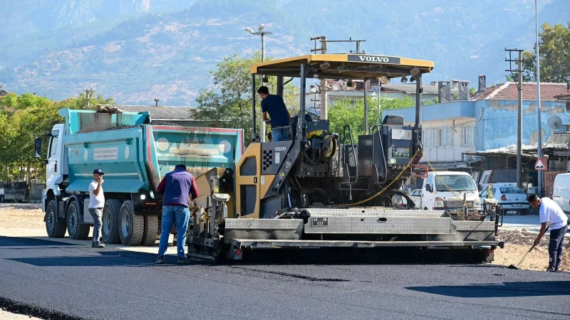 Manisa'da Cider Yolu'nda Sıcak Asfalt Çalışmaları Sürüyor