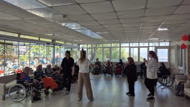 Manisa'da Huzurevi Sakinleri Sabah Sporuyla Güne Başladı