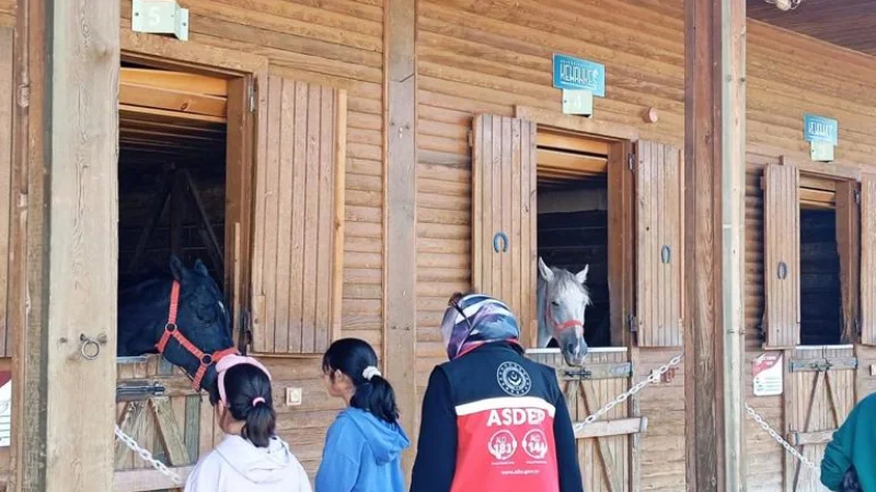 Uşak'ta Çocuklardan Hayvanları Koruma Günü'nde Anlamlı Ziyaret