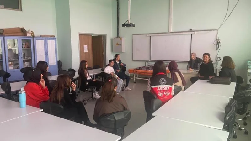 Uşak'ta Kız Çocukları ve Annelerinden Dünya Kız Çocukları Günü'nde Üniversite Ziyareti