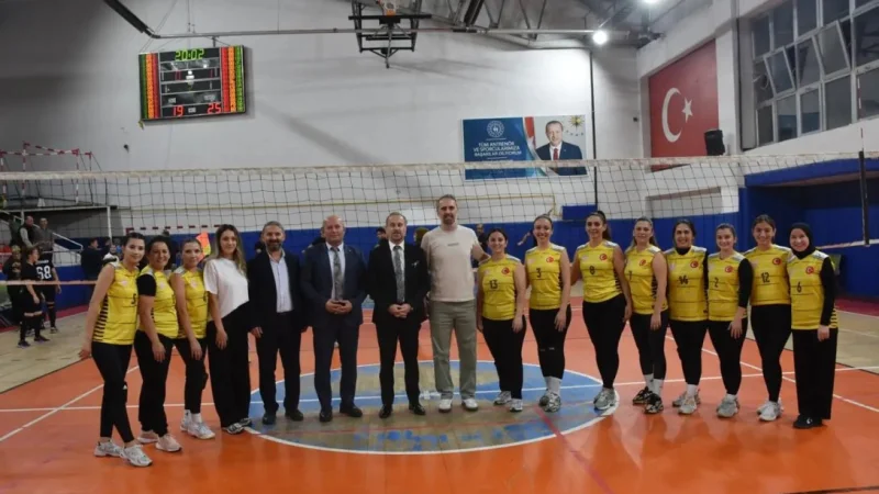 Artvin'de Kamu Kurumları Voleybol Turnuvasında Bir Araya Geldi