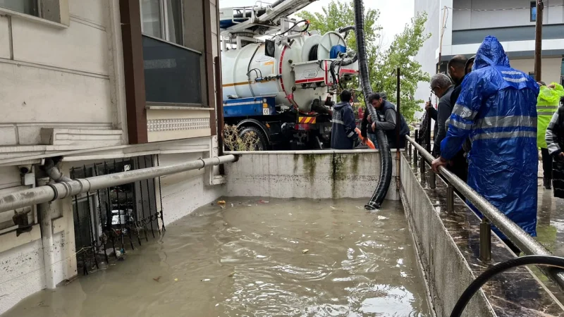 Esenyurt'ta Sağanak Yağış Mesaisi: Ekipler Su Baskınlarına Karşı Sahada