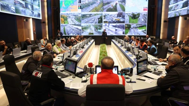 İstanbul'da Şiddetli Yağış Uyarısı: İBB'den 'Trafiğe Çıkmayın' Çağrısı