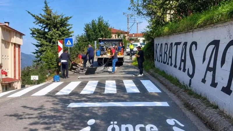 Kabataş'ta Okul Çevrelerinde Yaya Geçitleri Yenilendi