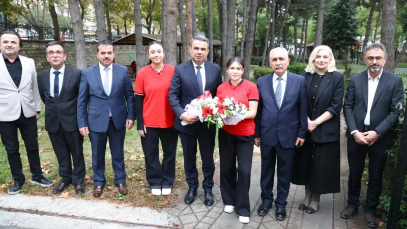 Kastamonu İl Milli Eğitim Müdürü Hasan Gümüş, 10 Aralık Kız Mesleki ve Teknik Anadolu Lisesi'ni ziyaret etti