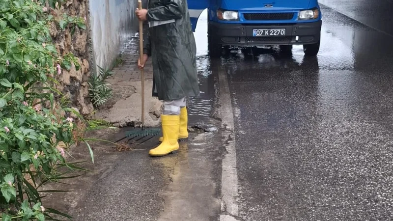 Kemer'de Kış Sezonu Öncesi Altyapı ve Dere Yatağı Çalışmaları Sürüyor