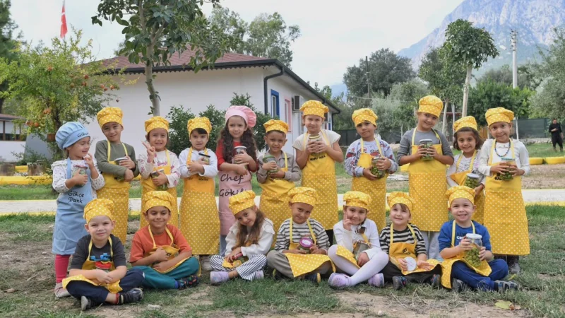 Konyaaltı'nda Minikler Doğayla Buluştu: Ağaçtan Toplanan Zeytinler Kavanozlarda