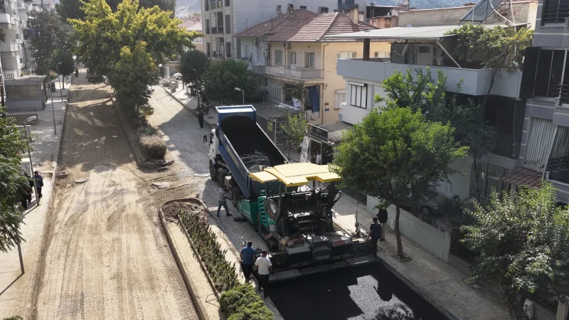 Manisa'da İki Mahalleyi Birbirine Bağlayan Ferah Caddesi Yenileniyor