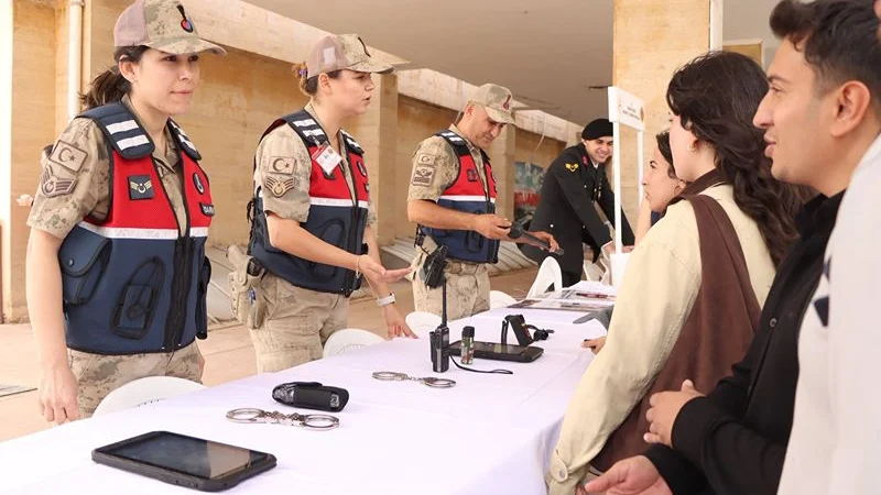 Şanlıurfa Jandarmasından Harran Üniversitesindeki Öğrencilere Oryantasyon Bilgilendirmesi