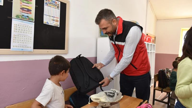 Siverek'te İhtiyaç Sahibi Öğrencilere Kırtasiye ve Çanta Desteği