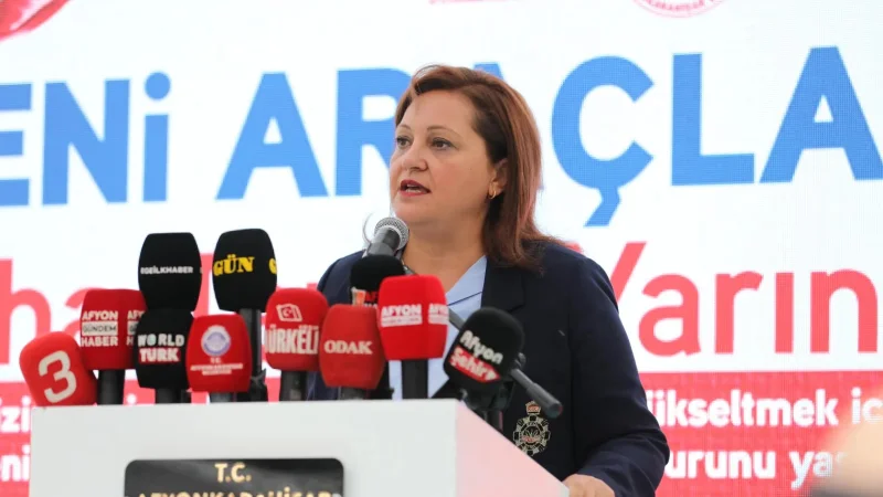 Afyonkarahisar'da Yeni Temizlik Araçları Zafer Meydanı'ndaki Törenle Hizmete Alındı