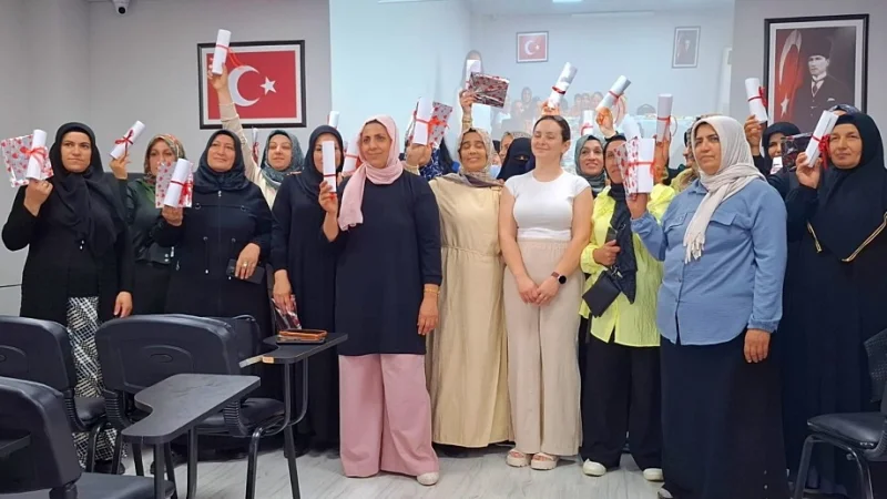 Bornova'da Okuma Yazma Kursunu Tamamlayan Kursiyerlere Sertifikaları Törenle Verildi