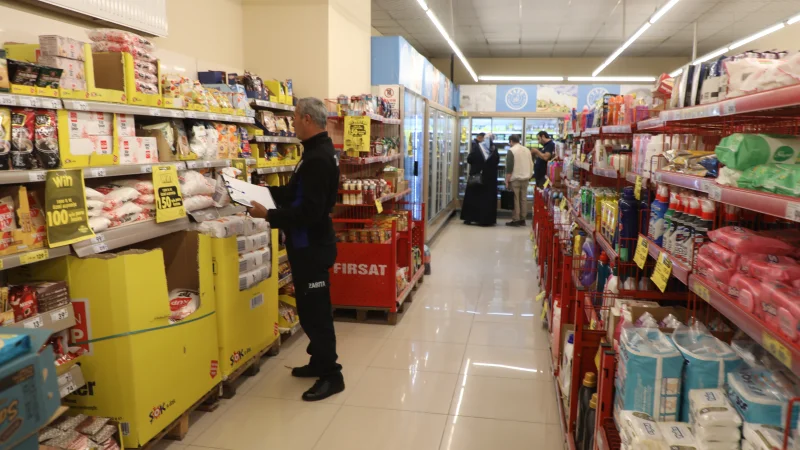 Erciş Belediyesi Zabıta Ekiplerinden Marketlere Sıkı Denetim
