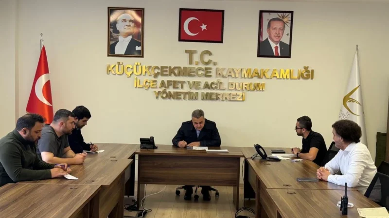 Küçükçekmece'de Yoğun Yağış Sonrası Çalışmalar İkinci Gününde Sürüyor
