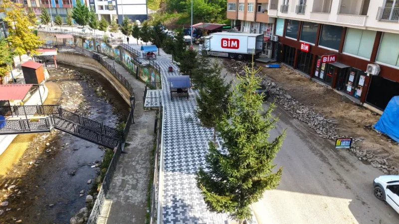 Kumru'da Turgut Özal Caddesi'nin Yaya Yolu Yenileniyor