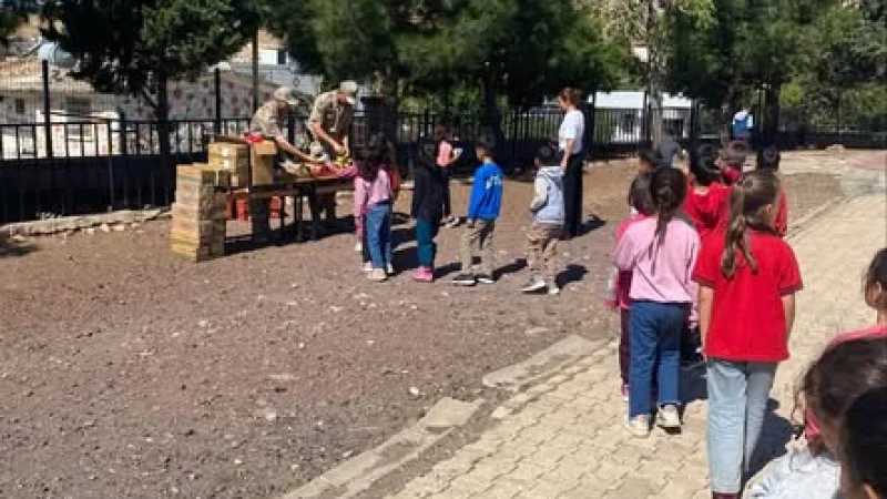 Mardin'in Derik İlçesinde Öğrencilere Jandarma Bilinçlendirme Eğitimi Verildi