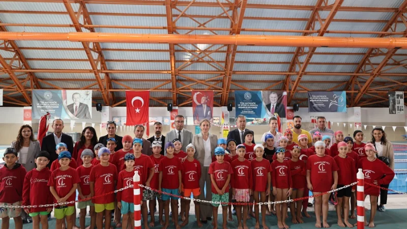 Nazilli'de 'Geleceğe Kulaç Atıyorum' Projesiyle Öğrenciler Yüzme Öğreniyor