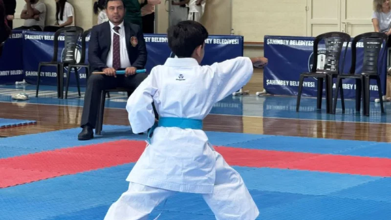 Şahinbey'de 600 Karateci Madalya İçin Tatamiye Çıktı