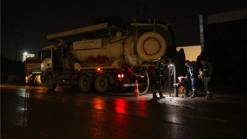Sakarya'da Şiddetli Yağış ve Sel Tehdidine Karşı Gece Boyunca Mücadele