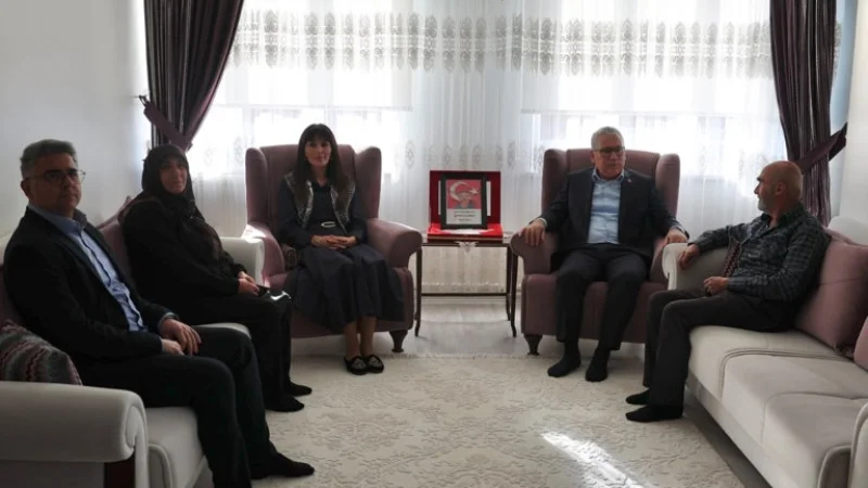 Sivas'ta Valilik ve İl Müdürlüğünden Umreden Dönen Şehit Ailelerine Ziyaret
