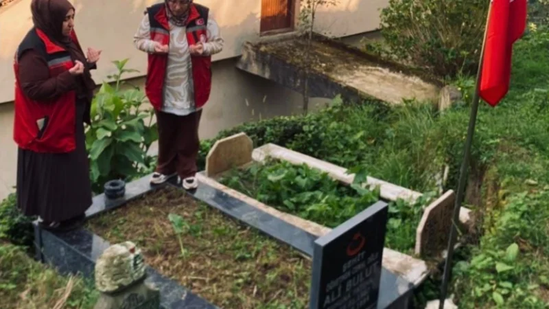 Trabzon'da Şehit Öğretmen Ali Bulut Kabri Başında Anıldı