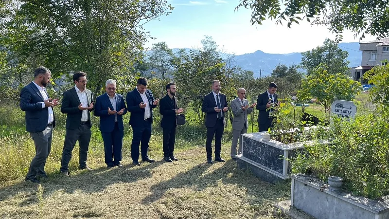 Ayvacık'ta Camiler ve Din Görevlileri Haftası Kapsamında Kabir Ziyareti