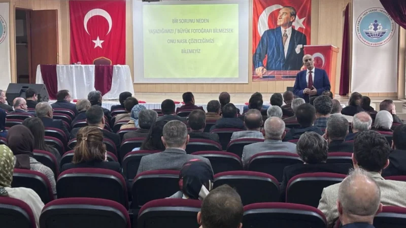 Bitlis'in Tatvan İlçesinde 'Dijital Çağda Aile ve Eğitim' Konferansı Düzenlendi