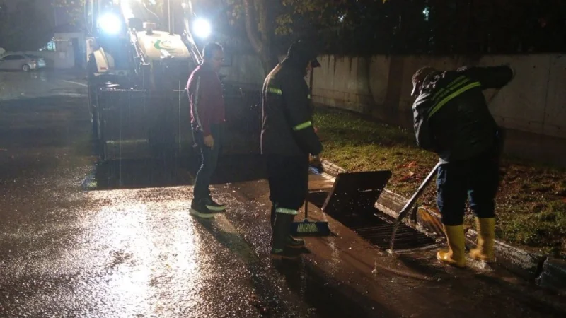 Çayırova'da Yoğun Yağış Mesaisi: Fen İşleri Ekipleri Sahada
