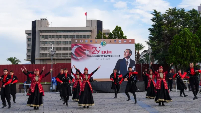 İzmir'de Cumhuriyet'in 103. Yılı Coşkusu Başladı