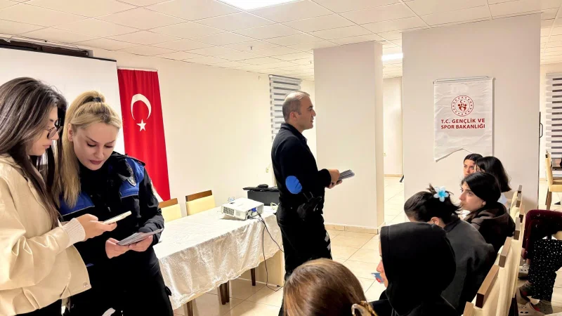 Kars'ta Üniversite Öğrencilerine KADES ve Güvenlik Eğitimi