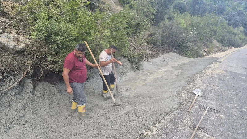 Kemer Belediyesi'nden Çıralı yolunda su tahliyesi ve altyapı çalışması
