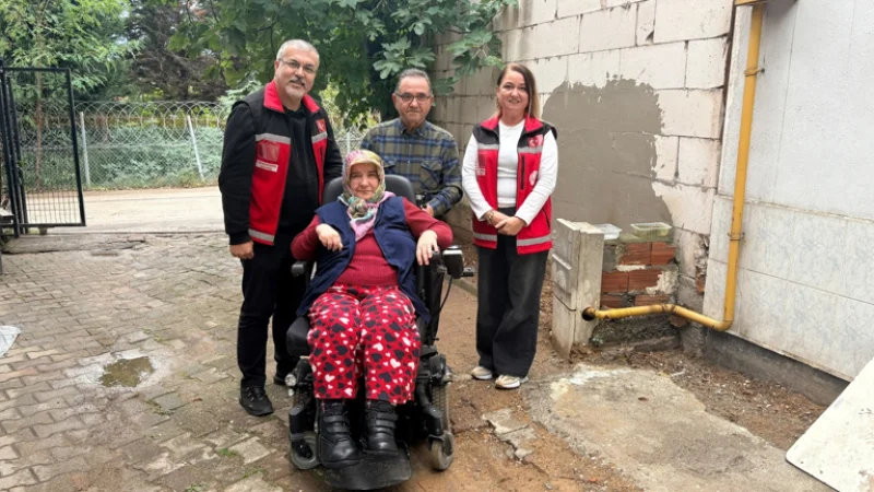 Kocaeli'de Dünya Yaşlılar Günü'nde İhtiyaç Sahibine Akülü Araç Desteği