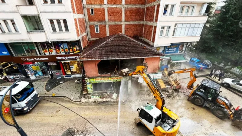 Kumru'da 60 Yıllık Ekonomik Ömrünü Tamamlayan Yapı Yıkıldı