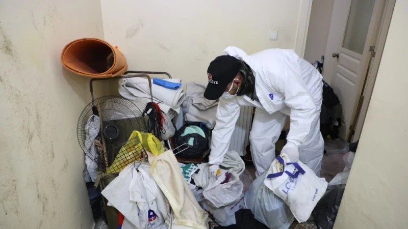 Yunusemre'de Çöp Ev Temizlendi: 6 Kamyon Atık Çıkarıldı