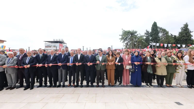 Altınözü'nde Kent Meydanı Törenle Hizmete Açıldı
