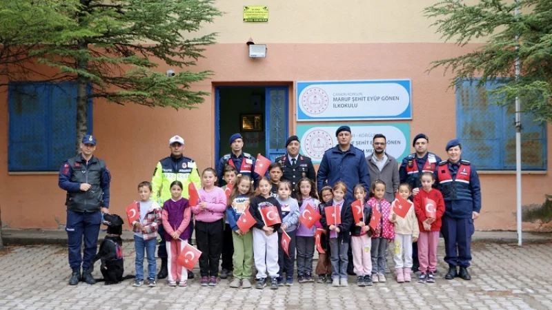 Çankırı'da Jandarma Ekipleri Minik Öğrencilerle Bir Araya Geldi