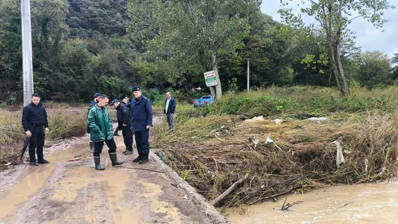 Kocaeli'de Sel Felaketi: Gebze'de Dereye Düşen Araç İçin Arama Çalışmaları Sürüyor