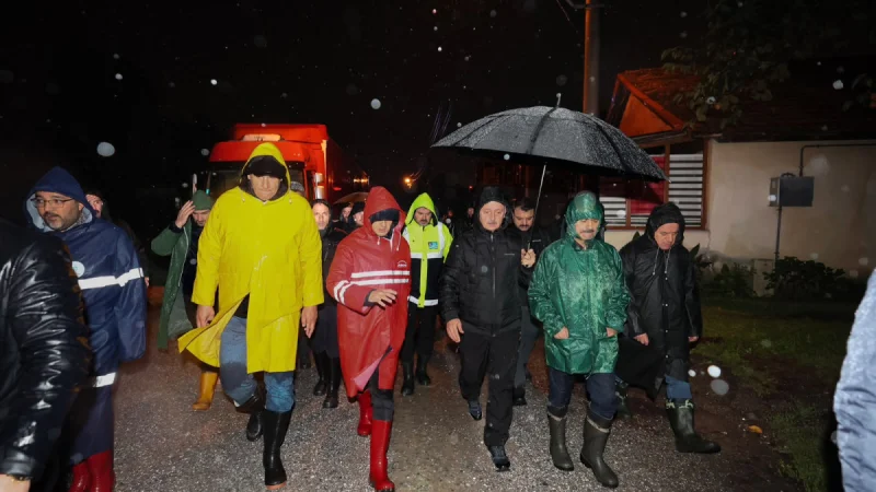 Kocaeli'de Şiddetli Yağış Mesaisi: Vali Aktaş ve Başkan Büyükakın Sahada İncelemelerde Bulundu