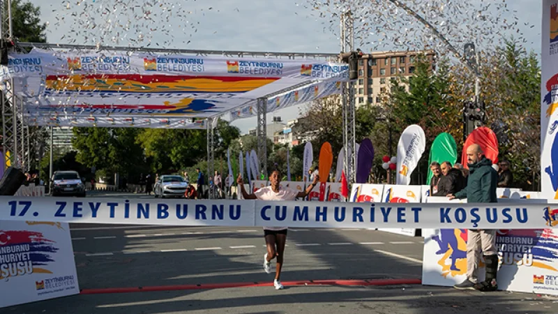 Zeytinburnu'nda 17. Cumhuriyet Koşusu'nda Dereceye Girenler Ödüllendirildi
